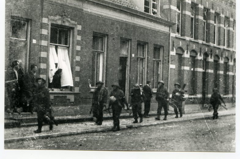 Tommies in de Taalstraat in Vught - foto NM Kamp Vught