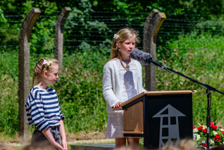 Ceremoniemeesters Lenne (links) en Nikki
